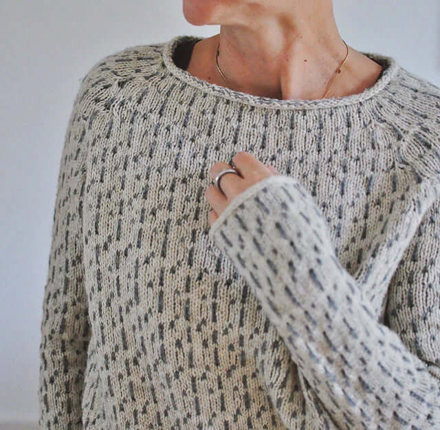 Women's Gray Round Neck Knit Sweater: Elegant & Cozy