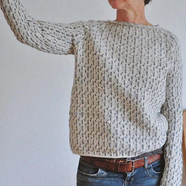 Women's Gray Round Neck Knit Sweater: Elegant & Cozy