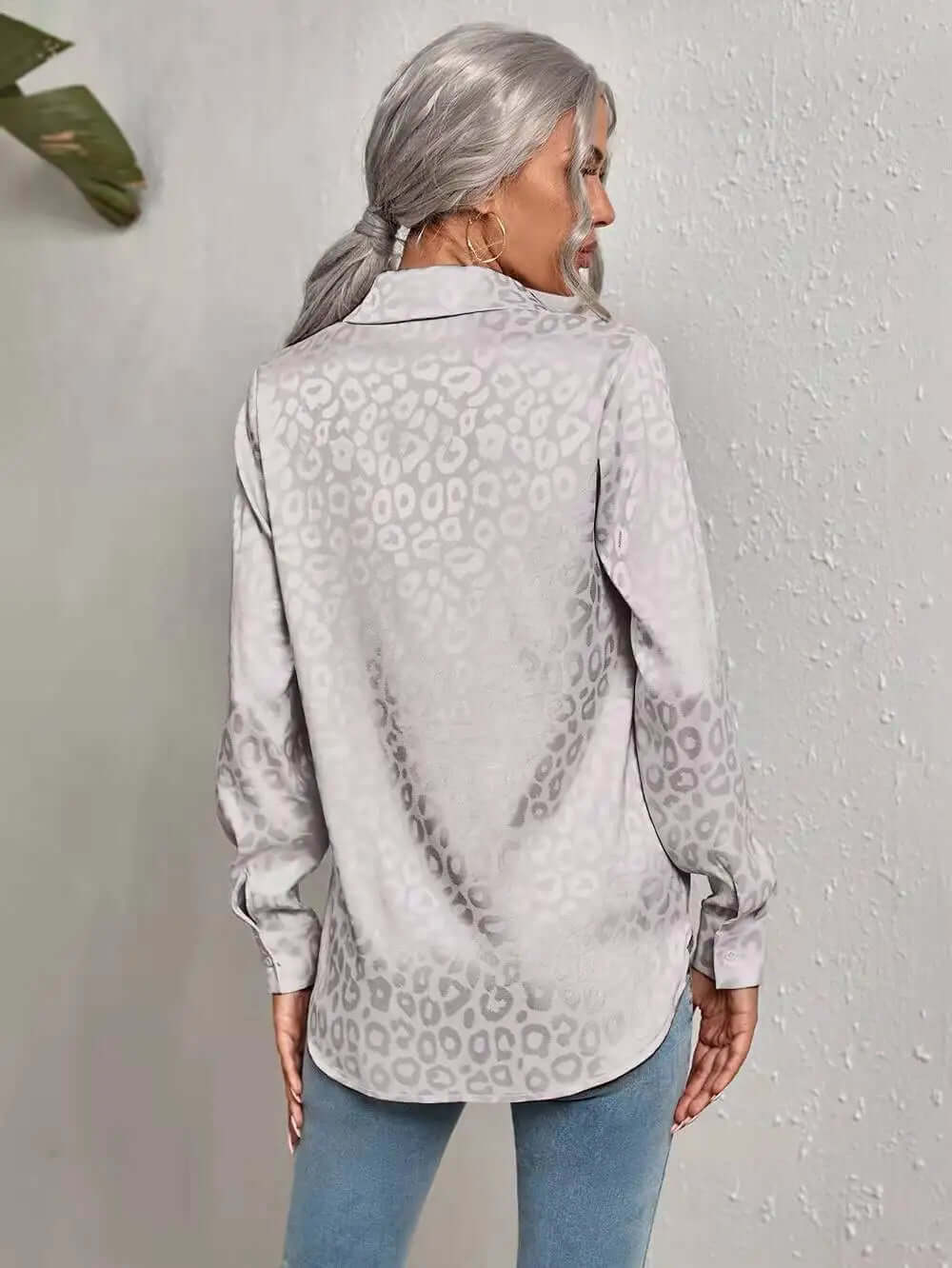 Women's Leopard Print Jacquard Blouse: Stylish Long-Sleeve Top