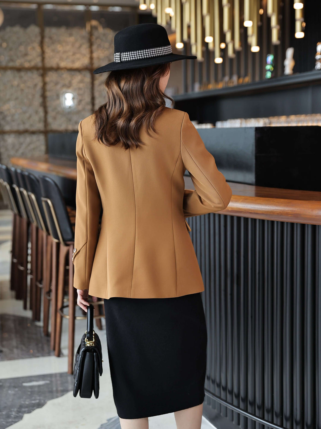 Women's Tailored Single-Breasted Blazer: Versatile & Stylish