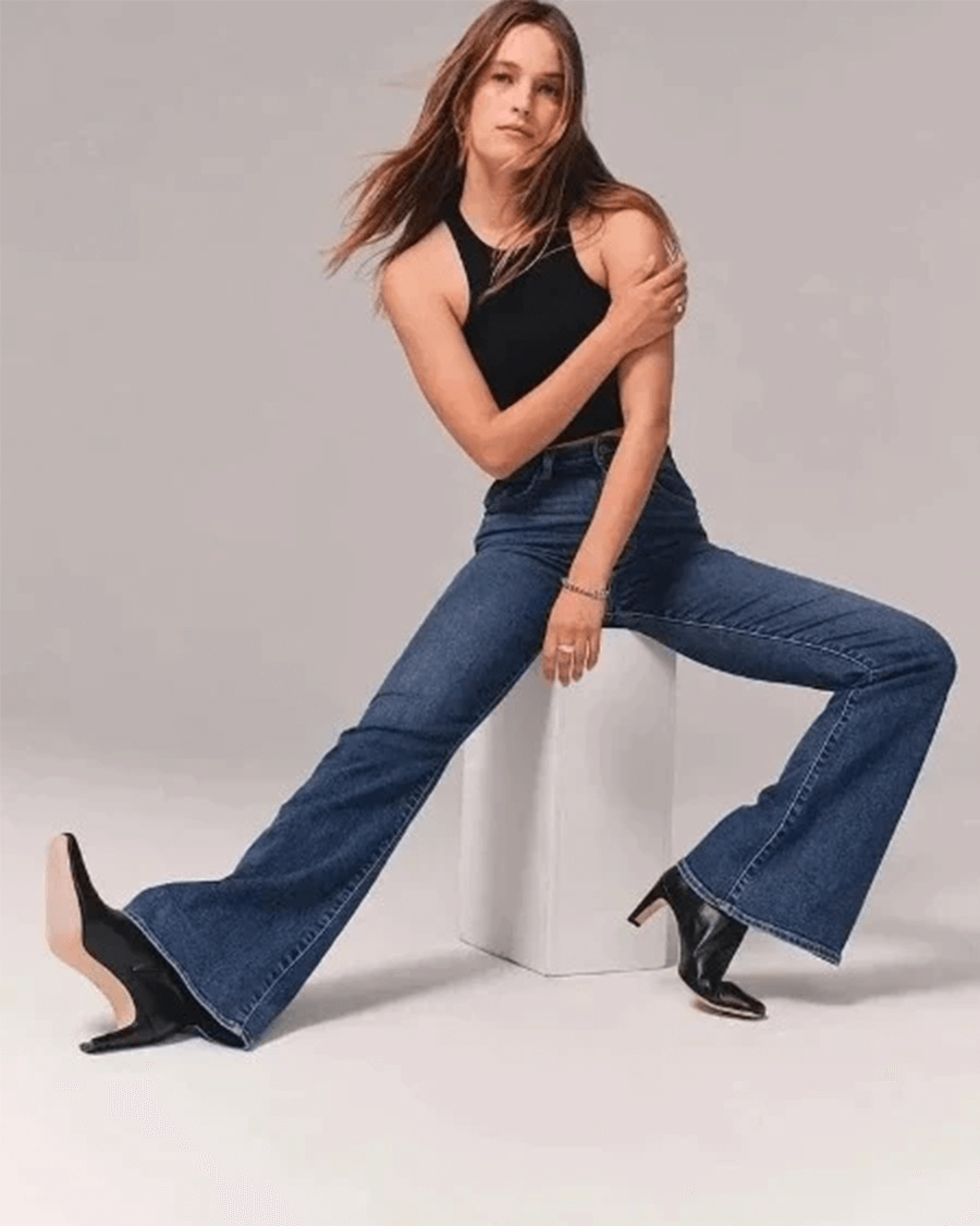 Women's High-Waisted Flared Jeans: Stylish & Comfortable Denim