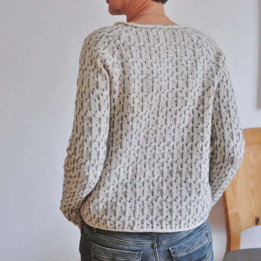 Women's Gray Round Neck Knit Sweater: Elegant & Cozy