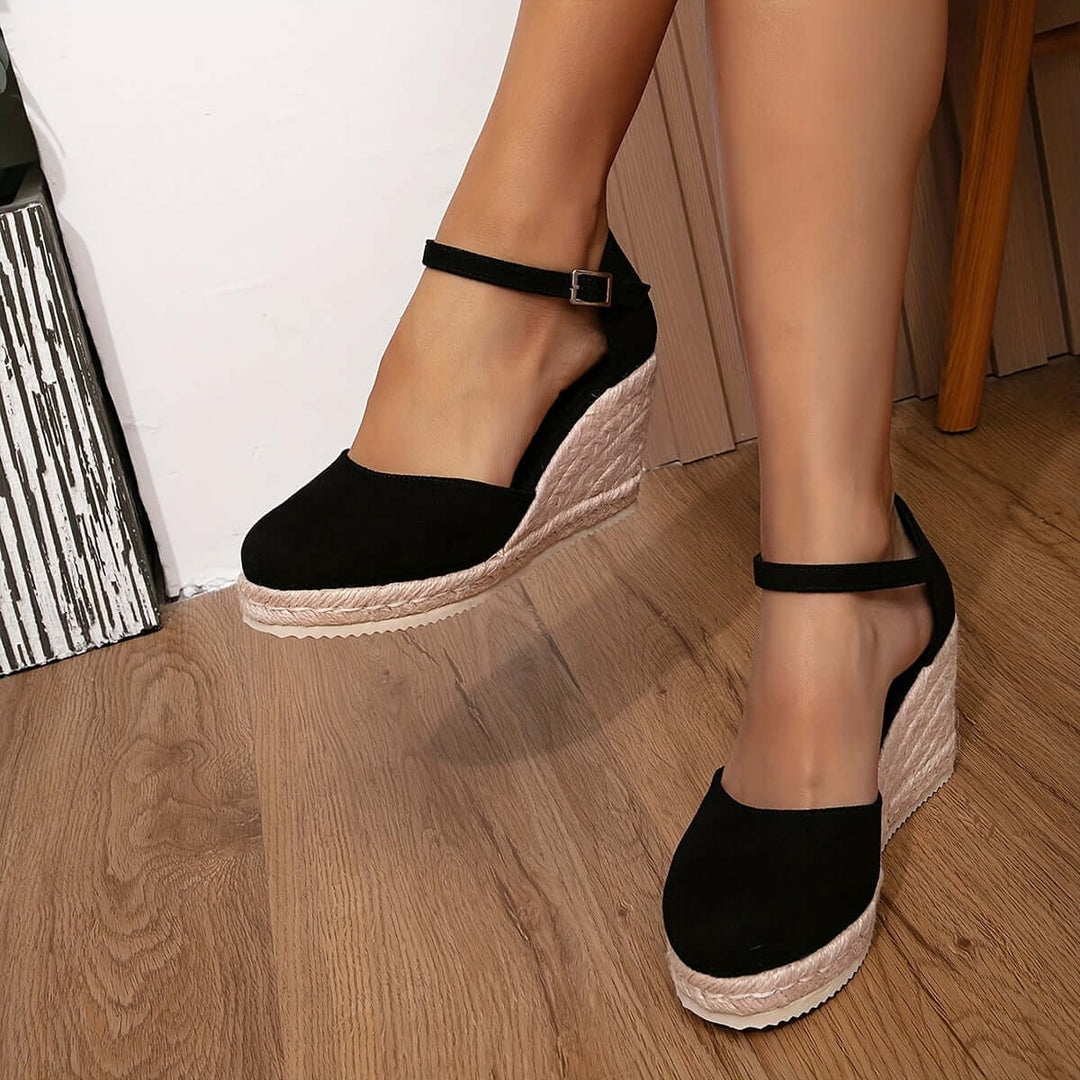 Women's Strappy Flat Sandals: Comfortable & Stylish Summer Footwear