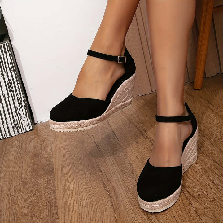 Women's Strappy Flat Sandals: Comfortable & Stylish Summer Footwear