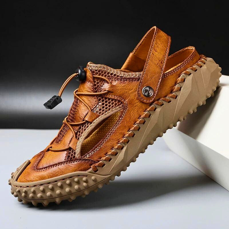 "Men's adjustable strap sporty sandals with cushioned sole, rugged design for comfort, versatile urban and outdoor wear."